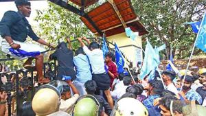 തോട്ടട എസ്എന്‍ കോളെജിലേക്ക് പ്രതിഷേധ മാര്‍ച്ച് നടത്തിയ കെ എസ് യുകാര്‍ക്ക് എസ്എഫ്‌ഐക്കാരുടെ മര്‍ദ്ദനം