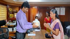 'അങ്ങയെ പോലുള്ളവരാണ് ഈ നാടിന് ആവശ്യം'; വീണ്ടും താരമായി ആലപ്പുഴ ജില്ലാ കളക്ടര്‍