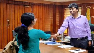  'അനിയന്റെ പഠനം മുടങ്ങാതിരിക്കാന്‍ എംബിബിഎസ് പഠനം ഉപേക്ഷിച്ച ചേച്ചി'; വൈറലായി കളക്ടറുടെ കുറിപ്പ്