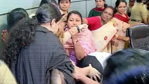 കത്ത് വിവാദം: നിലത്ത് കിടന്ന് വനിത ബിജെപി കൗൺസിലർമാരുടെ പ്രതിഷേധം; മറികടന്ന് ആര്യ, ന​ഗരസഭയിൽ കോലാഹലം