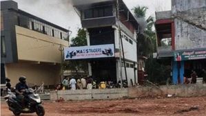 ബാബാറ്ററി റീചാര്‍ജ്ജ് ചെയ്യുമ്പോള്‍ പൊട്ടിത്തെറിച്ചു: ഇലക്ട്രിക് സ്‌കൂട്ടര്‍ ഷോറൂം കത്തിനശിച്ചു