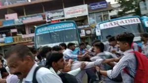 സുല്‍ത്താന്‍ ബത്തേരി ബസ് സ്റ്റാന്‍ഡില്‍ വിദ്യാര്‍ത്ഥികളുടെ 'തല്ലുമാല'