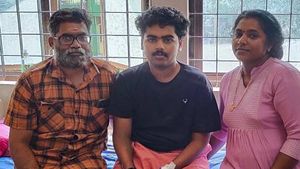   ഉഗ്രവിഷമുള്ള പാമ്പിന്റെ കടിയേറ്റു, 16 തവണ ഡയാലിസിസ്; സിദ്ധാര്‍ഥിന് ഇത് പുതുജന്മം