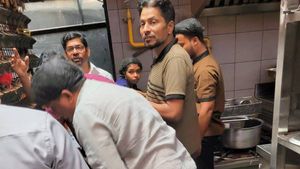 തളിപ്പറമ്പിലുംആരോഗ്യവകുപ്പ് റെയ്ഡ് നടത്തി,പഴകിയ ഭക്ഷ്യവസ്തുക്കള്‍ പിടിച്ചെടുത്തു