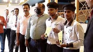 വീടുവിട്ടിറങ്ങി പെണ്‍കുട്ടി; തുണയായി ലുലു മാള്‍ കാണാന്‍ ട്രെയിന്‍ കയറിയ യുവാക്കള്‍