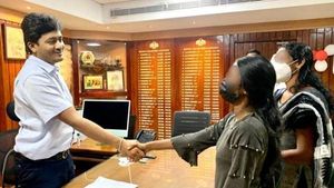 വിദ്യാര്‍ത്ഥിനിക്ക് കൈത്താങ്ങ്; പുതിയ വര്‍ഷത്തില്‍ വീണ്ടും താരമായി ആലപ്പുഴ കളക്ടര്‍