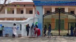  സെന്റ് ജോസഫ്സ് കോളേജിലെ വിദ്യാര്‍ഥികള്‍ ഒരുമിച്ചിറങ്ങി; ചുവരില്‍ വിരിഞ്ഞത് സന്ദേശ ചിത്രങ്ങള്‍