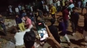 സ്‌കൂള്‍ വിദ്യാര്‍ത്ഥികളെ പുറമേ നിന്നുമെത്തിയ  സംഘം തല്ലിച്ചതച്ചു: വീഡിയോ പുറത്ത്