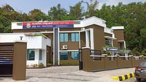 പോലീസിന് നേരെ വടിവാള്‍ വീശി പ്രതികള്‍, ഇന്‍ഫോപാര്‍ക്ക് പോലീസ് വെടിയുതിര്‍ത്തു