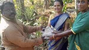  അരലക്ഷം രൂപ സൂക്ഷിച്ചത് പ്ലാസ്റ്റിക് മാലിന്യത്തിൽ..ഭാര്യ എടുത്ത് ഹരിത കർമ്മ സേനയ്ക്ക് നൽകി, ഒടുവിൽ