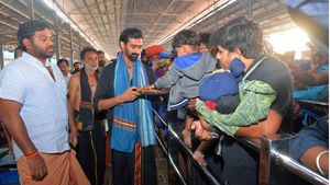 ശബരിമല: കന്നി സ്വാമിയായി ശ്രീലങ്കന്‍ എം പി ജീവന്‍ തൊണ്ടമാന്‍ സന്നിധാനത്ത്, ബിസ്‌ക്കറ്റ് വിതരണവും