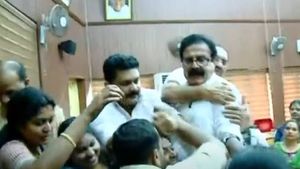  മേയറുടെ ഡയസിൽ കയറി പ്രതിപക്ഷം; തൃശൂർ കോർപറേഷനിൽ വാക്കേറ്റം, കയ്യാങ്കാളി...മേയർ താഴേക്ക്
