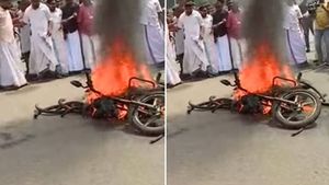 ഇന്ധന സെസിനെതിരെയുള്ള പ്രതിഷേധത്തിനിടെ യൂത്ത് കോൺഗ്രസുകാർ നിയമസഭയ്ക്ക് മുന്നിൽ വാഹനം കത്തിച്ചു