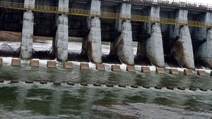 പത്തു വർഷത്തിന് ശേഷം പഴശി ഡാമിലെ കനാലുകളിലേക്ക് വെള്ളം ഒഴുക്കിവിടുന്നു 