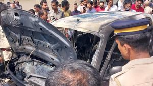 കാറിലുണ്ടായിരുന്നത് കുപ്പിവെളളം, പെട്രോള്‍ സൂക്ഷിച്ചിട്ടില്ലെന്നു വെന്തുമരിച്ച ദമ്പതികളുടെ കുടുംബം