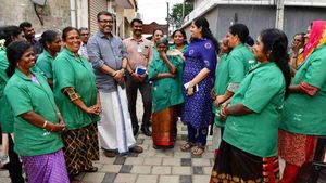  സ്‌നേഹക്കിറ്റുകള്‍ സമ്മാനിക്കുന്ന ഹരിതകര്‍മ്മ സേനാംഗങ്ങള്‍; സന്ദര്‍ശിച്ച് മന്ത്രി എംബി രാജേഷ്