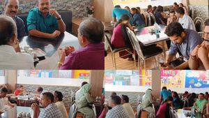 മുന്നാറിലേക്ക് ടൂർ പോയവരില്‍ ഉന്നത ഉദ്യോഗസ്ഥരും: ചിത്രങ്ങള്‍ പുറത്ത്, റിപ്പോർട്ട് തേടി കളക്ടർ