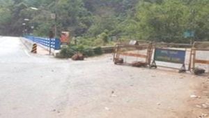 കേരളം ചരിത്രസ്മാരകമാക്കാന്‍ മോടികൂട്ടിയ കൂട്ടുപുഴ പാലം കര്‍ണാടക പൊലിസ് ബാരിക്കേഡുയര്‍ത്തി  അടച്ചു