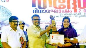 കേരളത്തിലെ മികച്ച കോർപ്പറേഷനുള്ള പുരസ്കാരം മന്ത്രി എം.ബി.രാജേഷിൽ നിന്നും ഏറ്റുവാങ്ങി ആര്യ രാജേന്ദ്രൻ