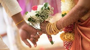 ഇരട്ടകളുടെ കല്യാണത്തിനായി ആതിഥ്യമരുളി പടിഞ്ഞാറെ കല്ലടക ​ഗ്രാം...അപൂർവ്വ  നിമിഷം..