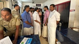 സിപിഎമ്മുകാര്‍ എകെജിയെ അവഹേളിക്കുന്നു; നമ്പര്‍ വണ്‍ ഭീരുവിനെ ഇന്ന് വഴിതടഞ്ഞു- വിടി ബല്‍റാം