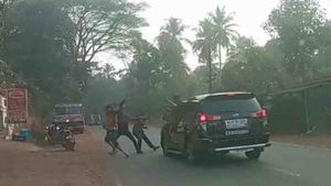 മുഖ്യമന്ത്രിയുടെ വാഹന വ്യൂഹം പ്രതിഷേധക്കാരെ ഇടിക്കാന്‍ ശ്രമിച്ചെന്ന് യൂത്ത് കോണ്‍ഗ്രസിന്റെ പരാതി
