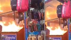 കട കത്തിക്കുമെന്ന് ഫേസ്ബുക്ക് ലൈവിട്ടു, പിന്നാലെ പെട്രോളൊഴിച്ച് ലോട്ടറിക്കട കത്തിച്ചു