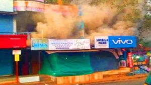 കണ്ണൂര്‍ ജില്ലയില്‍ മൂന്നിടങ്ങളില്‍ തീപിടിത്തം, പേരാവൂരില്‍ മൊബൈല്‍ കട കത്തിനശിച്ചു