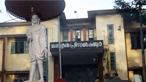 കണ്ണൂര്‍ സെന്‍ട്രല്‍ ജയിലില്‍ ബീഡി വലിച്ചെറിഞ്ഞ  രണ്ടു യുവാക്കള്‍ അറസ്റ്റില്‍