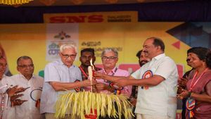 കണ്ണൂര്‍ സര്‍വകലാശാല കലോത്സവത്തിന് തിരി തെളിയിച്ച് മന്ത്രി കെ എന്‍ ബാലഗോപാല്‍ 