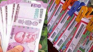 കാറിലെത്തിയ യുവാവ് 4000 രൂപയ്ക്ക് മൊത്തം ലോട്ടറിയും വാങ്ങി; പറ്റിക്കപ്പെട്ട് 93കാരി, നോട്ട് വ്യാജൻ
