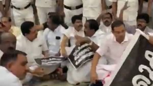 സ്പീക്കറുടെ ഓഫീസ് ഉപരോധിച്ച് പ്രതിപക്ഷം; വാച്ച് ആൻഡ് വാർഡും എംഎൽഎമാരും തമ്മിൽ ഉന്തുംതള്ളും