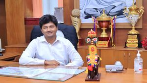തൃശൂരിലും കളക്ടര്‍ മാമന്‍ പൊളിയാണ്; ആദ്യ ദിവസത്തില്‍ കുട്ടികള്‍ക്ക് സര്‍പ്രൈസ് സമ്മാനം