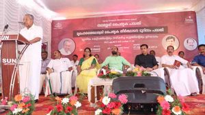 വൈദേശികാധിപത്യത്തോട് പൊരുതിയവരെ തഴഞ്ഞ് സമരസപ്പെട്ടവരെ ഉയര്‍ത്തിക്കാട്ടുന്നു; മുഖ്യമന്ത്രി