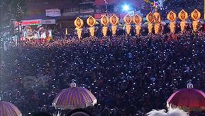 തൃശൂര്‍ പൂരാവേശം അലയടിക്കുന്നു; കൊമ്പന്മാര്‍ക്കിടെയില്‍ മഹാവിസ്മയം തീര്‍ത്ത് കുടമാറ്റം