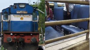 ചുവന്ന ഷർട്ട് ധരിച്ച് തൊപ്പിയിട്ട  ആൾ; പെട്രോൾ ട്രെയിനിൽ തളിച്ച് തീ കൊളുത്തി, ഞെട്ടലിൽ യാത്രക്കാർ