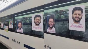  ഉദ്ഘാടന ദിനത്തിൽ വന്ദേഭാരത് തീവണ്ടിയിൽ വി കെ ശ്രീകണ്ഠൻ എംപിയുടെ പോസ്റ്റര്‍; കീറികളഞ്ഞ് റെയിൽവേ പോലീസ്