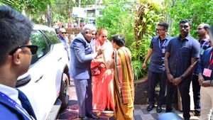 ഉപരാഷ്ട്രപതിയുടെ സന്ദർശനം : മുൻ അധ്യാപിക രത്നാ നായർക്കു മുൻപിൽ വിനീതനായി ജഗ്ദീപ് ധൻക്കർ