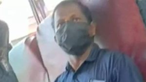  കണ്ണൂരില്‍ സ്വകാര്യ ബസില്‍ മധ്യവയസ്‌കന്റെ നഗ്നത പ്രദര്‍ശനം; വീഡിയോ പങ്കുവച്ച് യുവതി