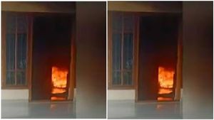 കണ്ണൂരിൽ ഫ്രിഡ്ജ് വൻ ശബ്ദത്തോടെ  പൊട്ടിത്തെറിച്ചു; വീടിന് തീപിടിച്ചു
