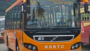 ടിക്കറ്റ് മെഷീന് തീപിടിച്ചു; കെഎസ് ആർടിസി  എസി ലോ ഫ്ലോർ ബസിലെ കണ്ടക്ടർക്ക് പരിക്ക്