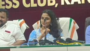 തന്റെ വാക്കുകള്‍ മാധ്യമങ്ങള്‍ വളച്ചൊടിച്ചു വിവാദമുണ്ടാക്കി: നടി നിഖില വിമല്‍