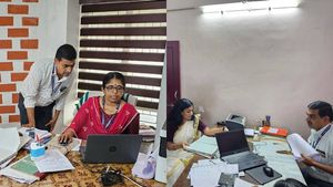  പാലക്കയം കൈക്കൂലി കേസ്; പിന്നാലെ പാലക്കാട് വില്ലേജ് ഓഫീസുകളിൽ കളക്ടറുടെ മിന്നൽ പരിശോധന