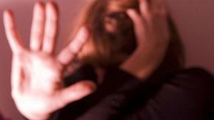 യുവതിയെ മര്‍ദ്ദിച്ച് അവശയാക്കി പീഡിപ്പിച്ചു, കെട്ടിത്തൂക്കാന്‍ ശ്രമം; പൊലീസ് എത്തി രക്ഷിച്ചു