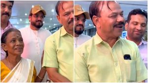 ​ഗൾഫ് കാണാൻ മോഹം;  മലപ്പുറത്ത് നിന്ന് കുറുംബയമ്മയെ അബുദാബിയിലെത്തിച്ച് അസീസ്