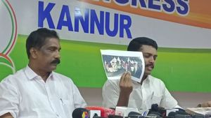 അധ്യാപകരുടെ കാര്‍ കത്തിച്ച സംഭവം: വിദ്യയുടെ പങ്ക് അന്വേഷിക്കണമെന്ന് മാര്‍ട്ടിന്‍ ജോര്‍ജ്ജ്