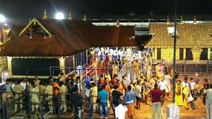 ശബരിമലയില്‍ കാണിക്കയായി ഭക്തന്‍ സമര്‍പ്പിച്ച സ്വര്‍ണ വള മോഷ്ടിച്ചു; ദേവസ്വം ജീവനക്കാരന്‍ അറസ്റ്റില്‍