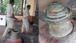പഴയങ്ങാടി റെയില്‍വെ മുത്തപ്പന്‍ ക്ഷേത്രത്തില്‍ ഭണ്ഡാരം കുത്തിതുറന്ന് കാണിക്കപ്പണം മോഷ്ടിച്ചു