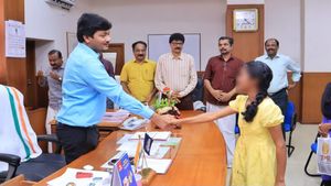 തൃശൂര്‍ കളക്ടര്‍ ഇടപെട്ടു; കോവിഡില്‍ പിതാവിനെ നഷ്ടപ്പെട്ട ഒരാള്‍ക്ക് കൂടി പഠനസഹായമെത്തി