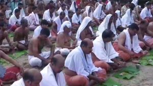 പിതൃസ്മരണയില്‍ കണ്ണൂര്‍ പയ്യാമ്പലത്ത് ബലിതര്‍പ്പണത്തിനെത്തിയത് ആയിരങ്ങള്‍